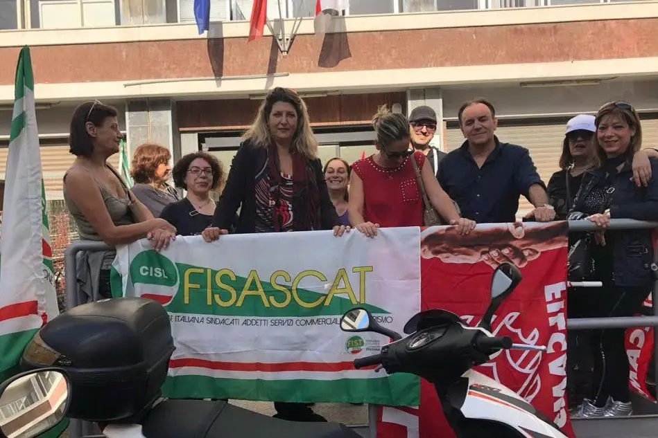 Lavoratori e rappresentanti dei sindacati in protesta davanti alla sede di Laore (foto Luca Mascia)