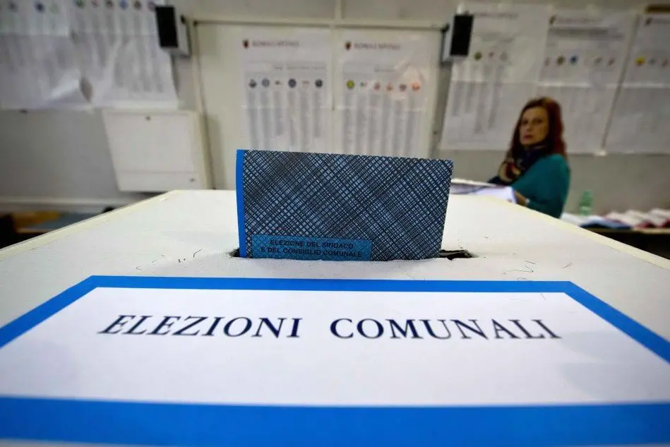 Un'urna delle elezioni comunali