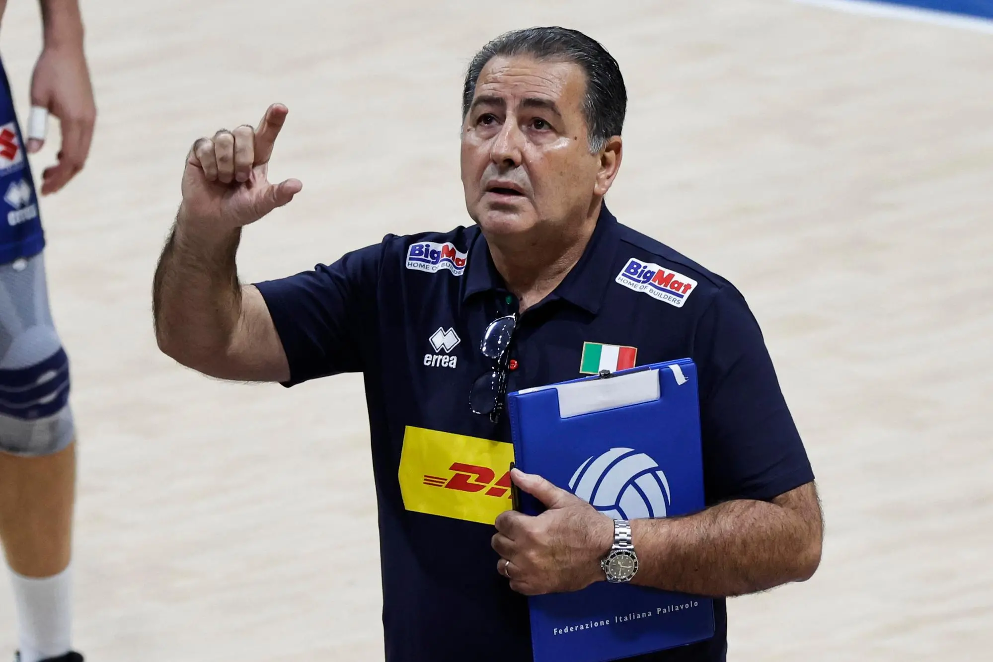 epa12401461 Italy coach Ferdinando De Giorgi reacts during a quarter-final match between Italy and Belgium in the FIVB Volleyball Men's World Championship at the Mall of Asia Arena in Pasay City, Metro Manila, Philippines 24 September 2025. EPA/ROLEX DELA PENA