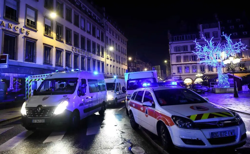 Ambulanze e polizia al mercatino di Strasburgo, dove un uomo ha aperto il fuoco (Ansa)