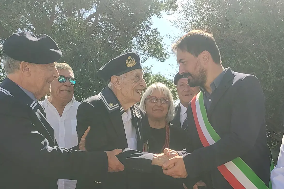 La Maddalena, il sindaco Lai stringe la mano a Giuseppe Marcellino (foto Ronchi)