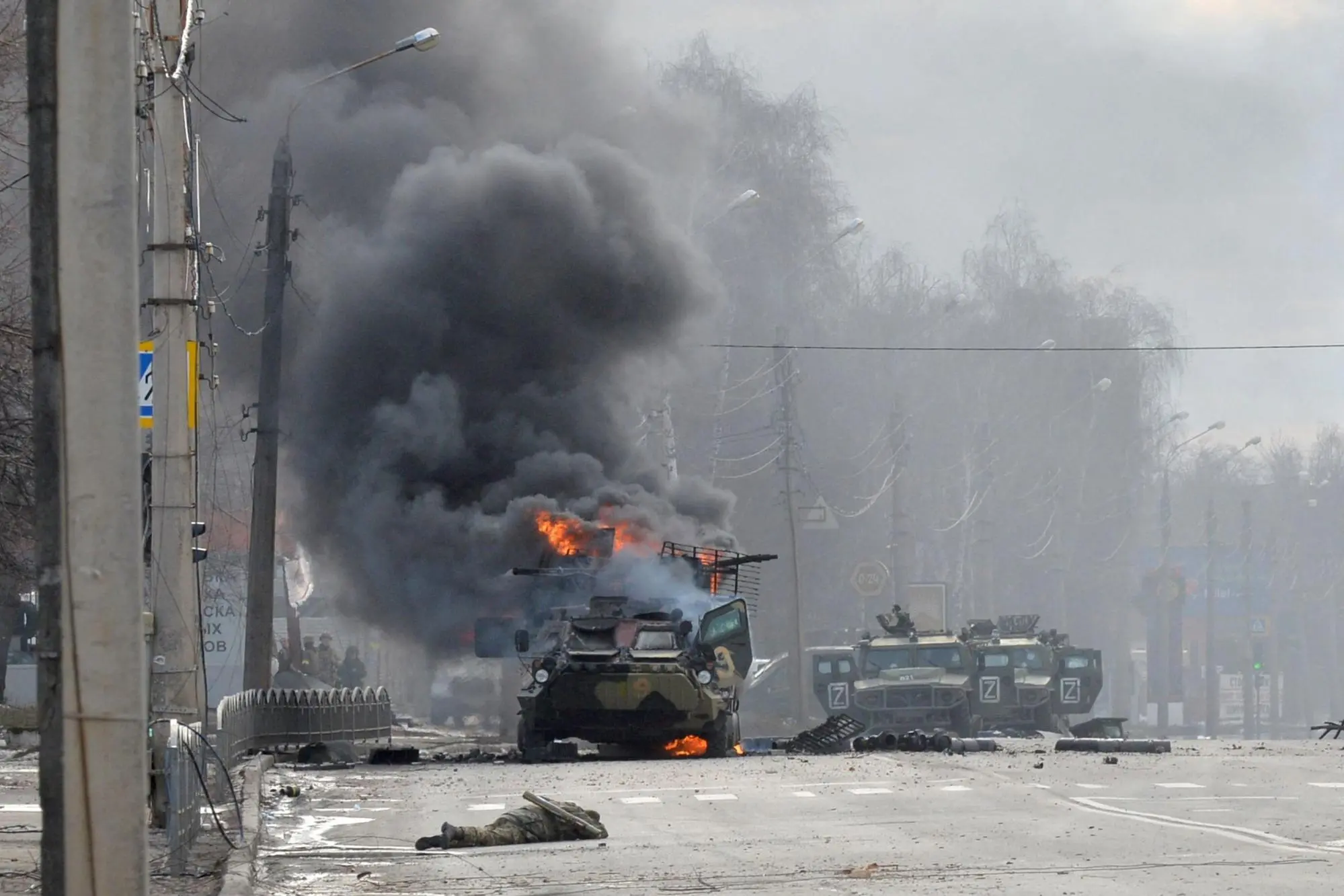 Un carro armato russo in fiamme