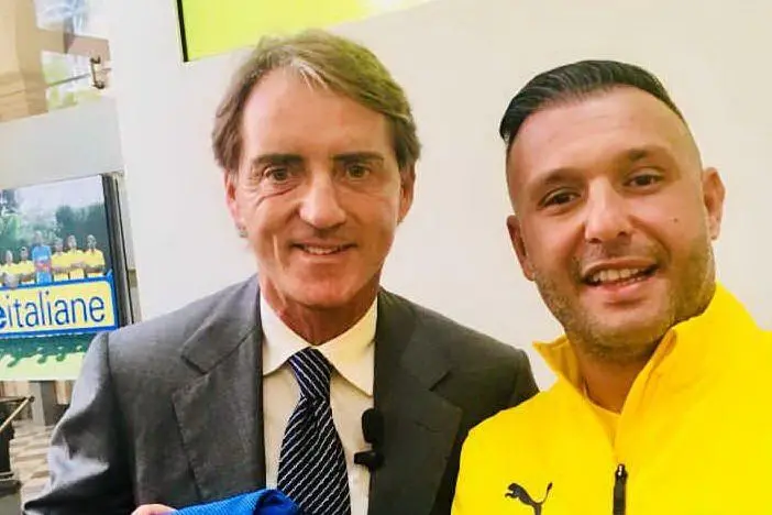 Roberto Mancini premia Nicola Scarlatella (foto Antonio Serreli)