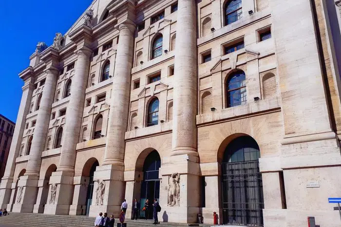 Il Palazzo Mezzanotte, sede della Borsa Italiana a Milano (foto Ansa)