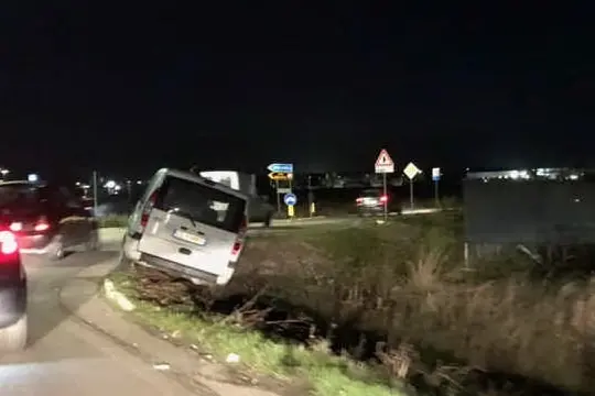 Un veicolo nella cunetta lungo la Provinciale 15 a ridosso di una rotatoria