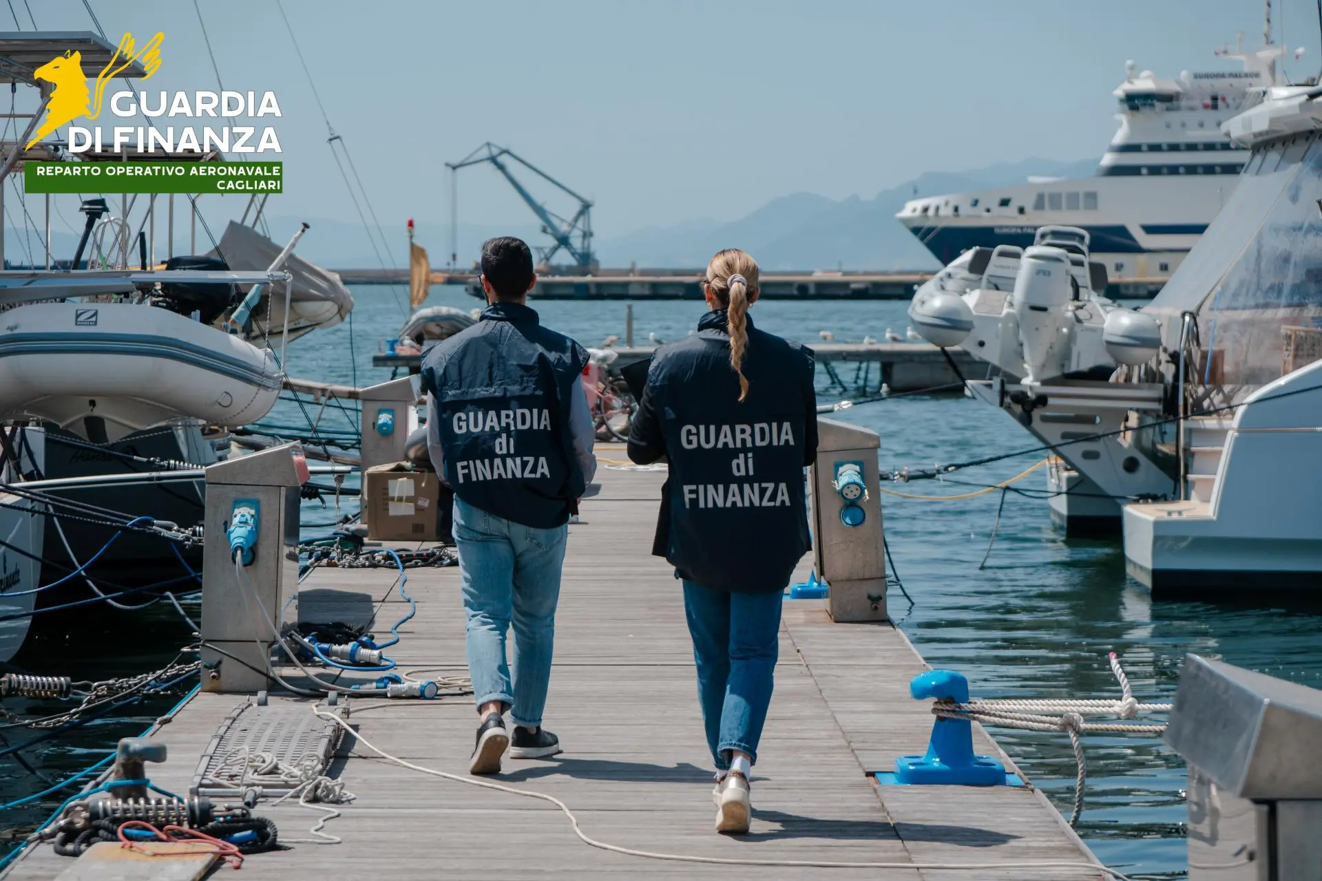 Controlli della Guardia di Finanza in porto a Cagliari