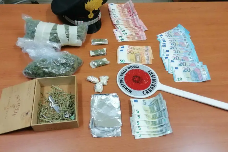 La droga e il denaro (foto carabinieri)