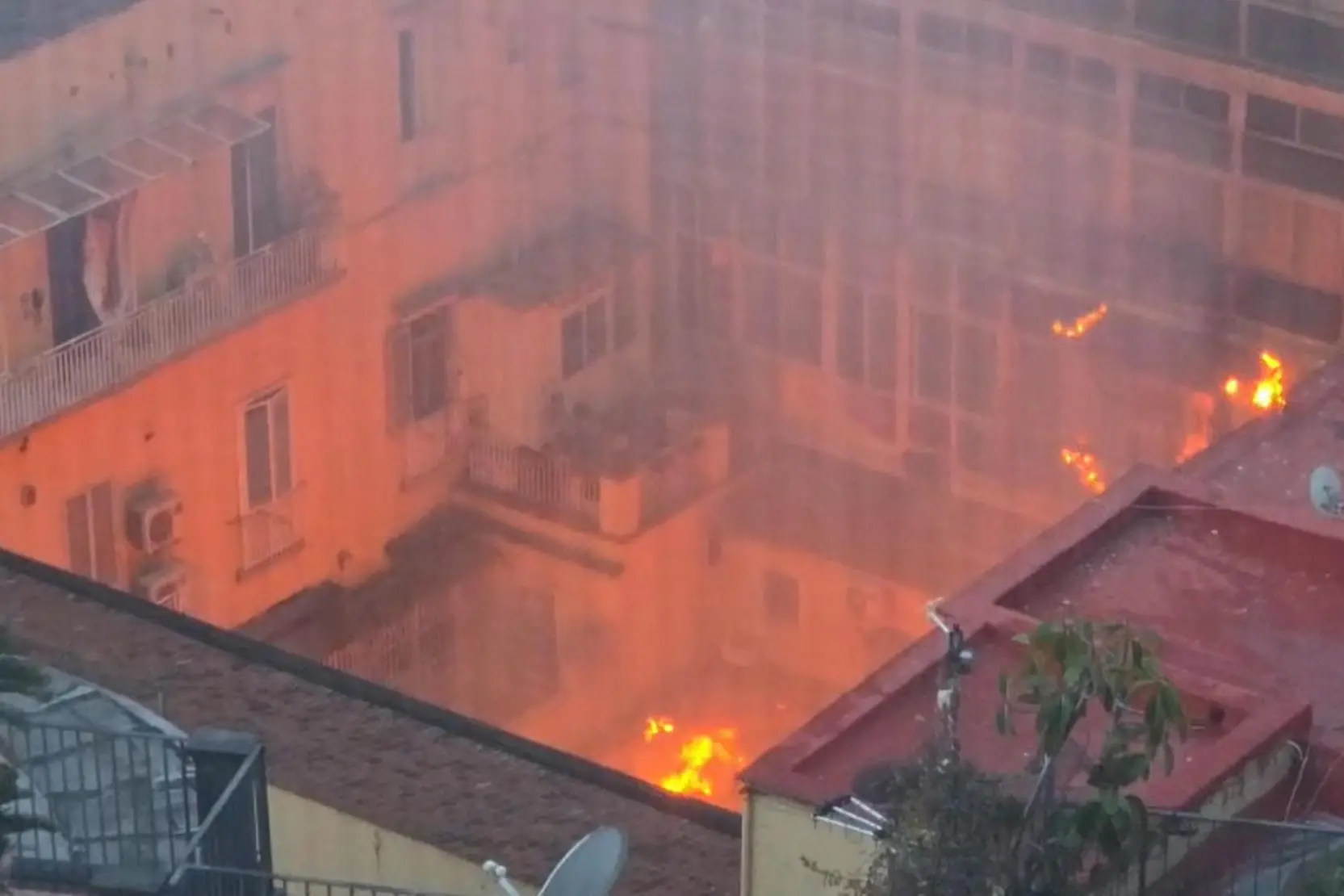 Fermoimmagine di un video che mostra fiamme e fumo salire dall'incendio che ha avvolto il teatro Sannazaro (Ansa)