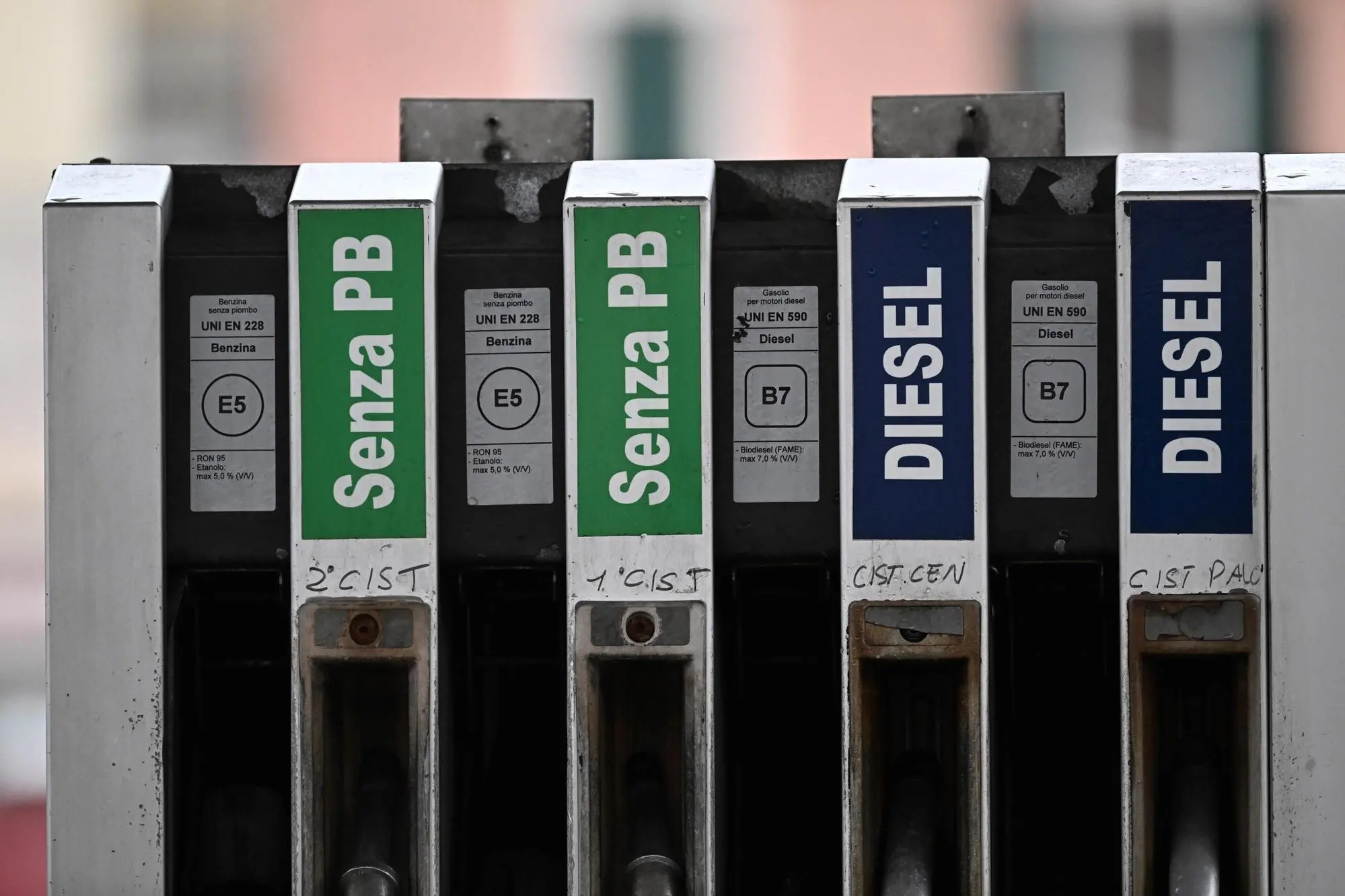 Una poma di benzina (Ansa)