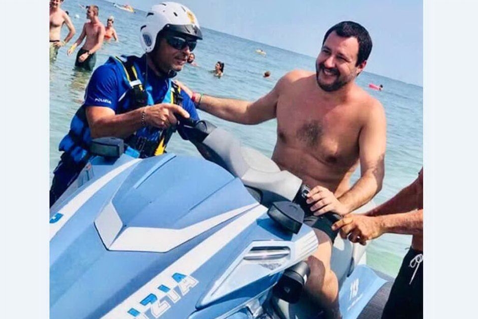 Salvini al mare su una moto d'acqua della Polizia (Ansa)