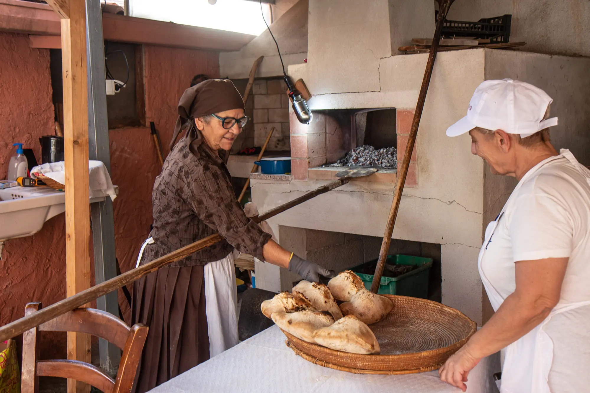 Un momento della lavorazione del pane tradizionale di Villaurbana (foto di Virgilio Alfano)