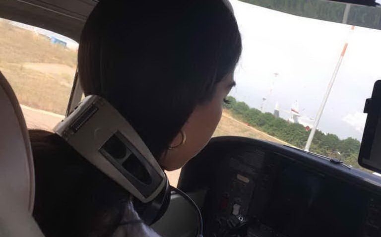 Adriana in cabina di pilotaggio (foto L'Unione Sarda - Fiori)