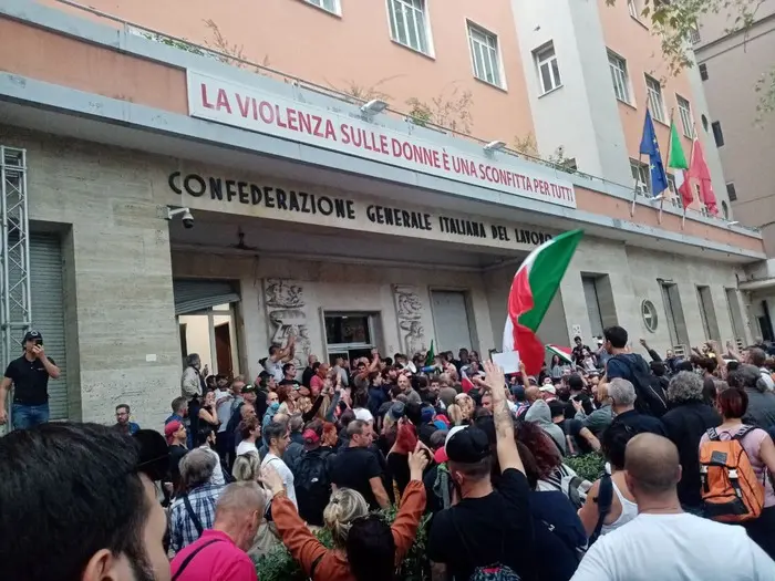 Assalto alla sede della Cgil a Roma (foto Ansa)