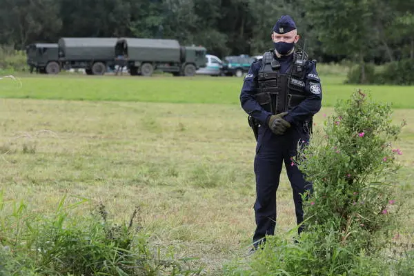 Polizia (Ansa - Epa, Reszko)