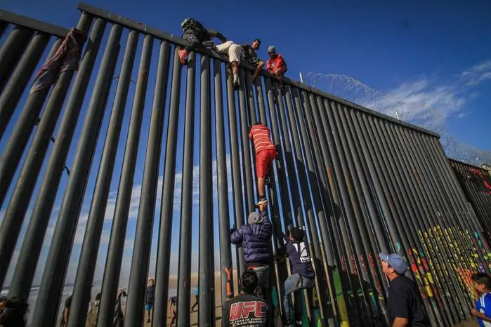 Migranti tentano di entrare illegalmente negli Usa a Tijuana (Ansa-Epa)