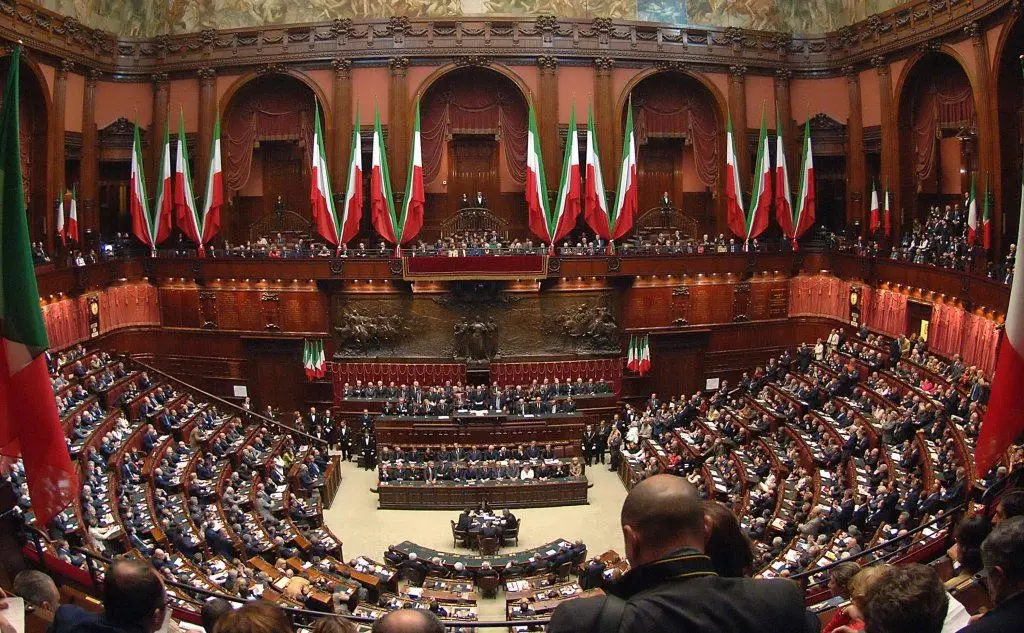 Viene eletto con 543 voti su 990 votanti dei 1.009 aventi diritto