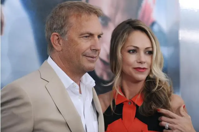 Kevin Costner e la moglie Christine Baumgartner (Ansa)