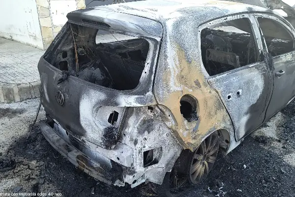 La Golf distrutta dalle fiamme (foto Pala)