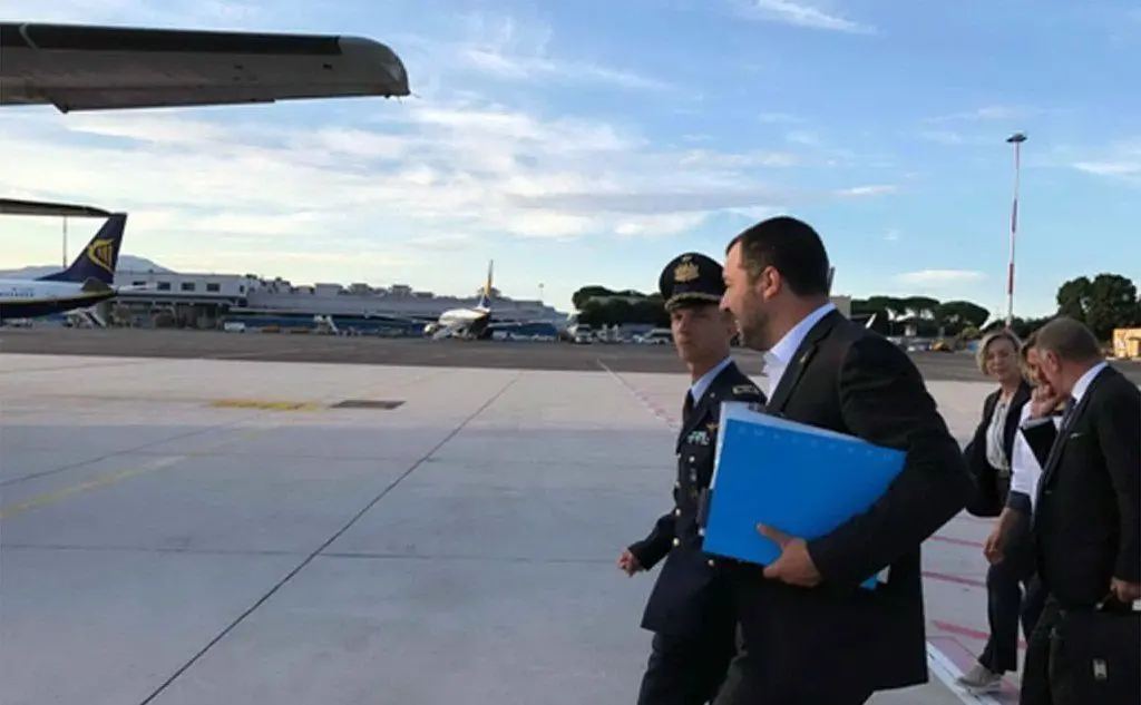 Salvini ha raggiunto la Libia a bordo di un aereo militare