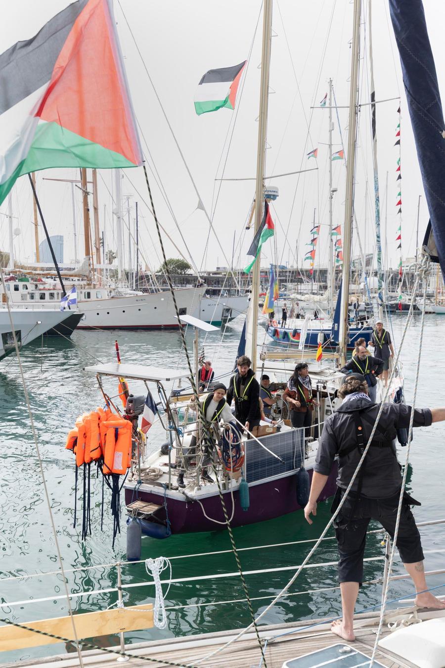 Salpa da Barcellona una nuova Flotilla verso Gaza: a bordo mille attivisti da settanta Paesi
