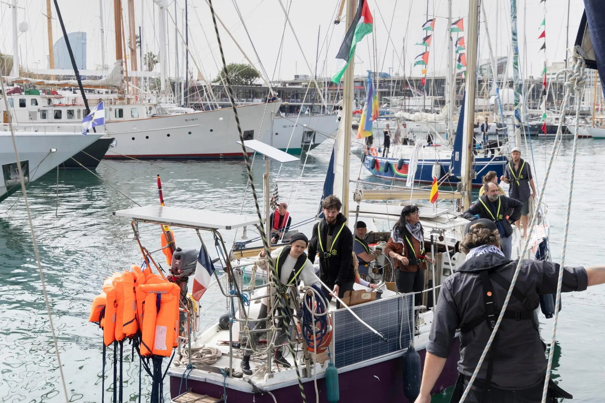 A BarceIlona i preparativi per la nuova partenza della Global Sumud Flotilla (Foto Ansa)