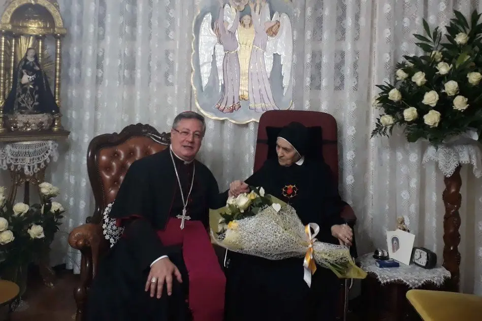 Madre Lina per la festa dei suoi 105 anni col vescovo di Ales-Terralba padre Roberto Carboni (Foto A.Pintori)