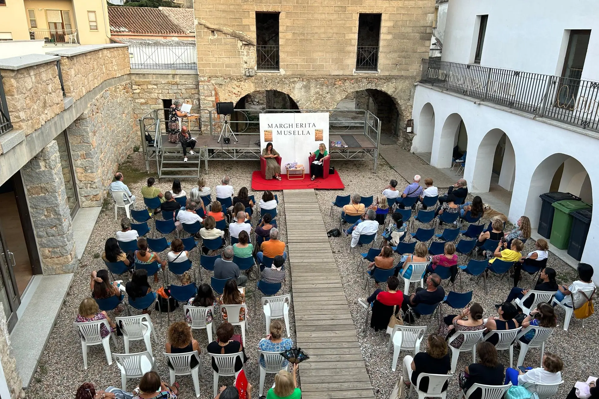 La platea all'evento letterario nell'ex Blocchiera Falchi (foto Secci)