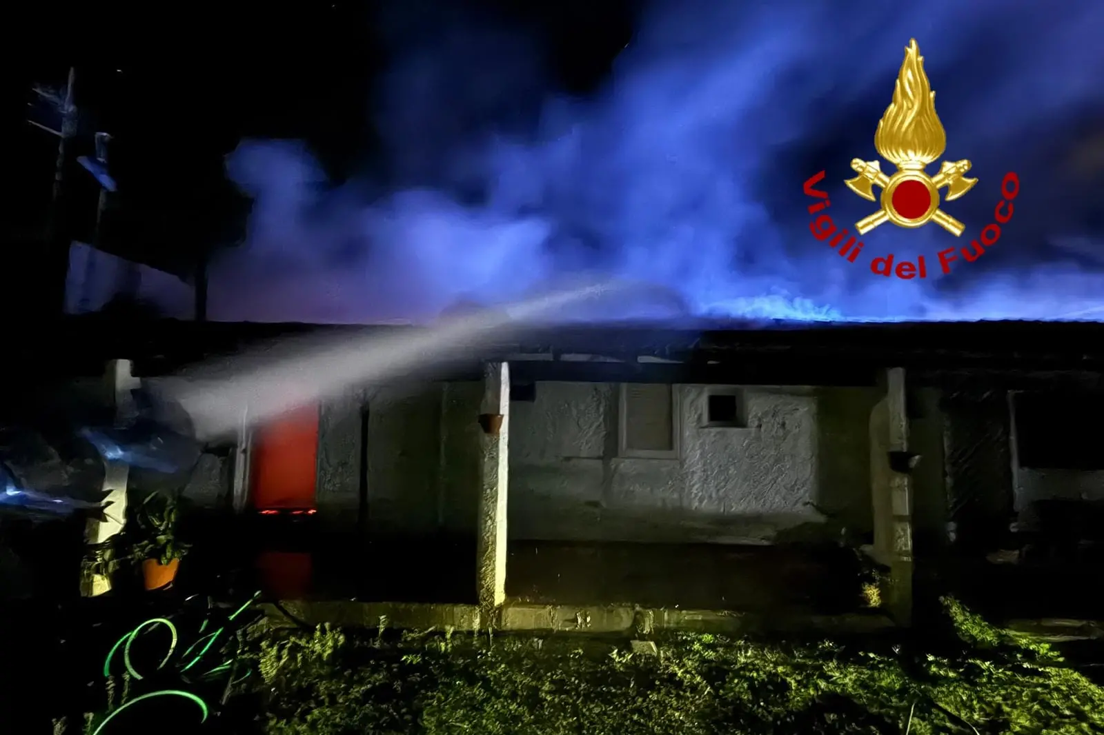 Il rogo (foto vigili del fuoco)