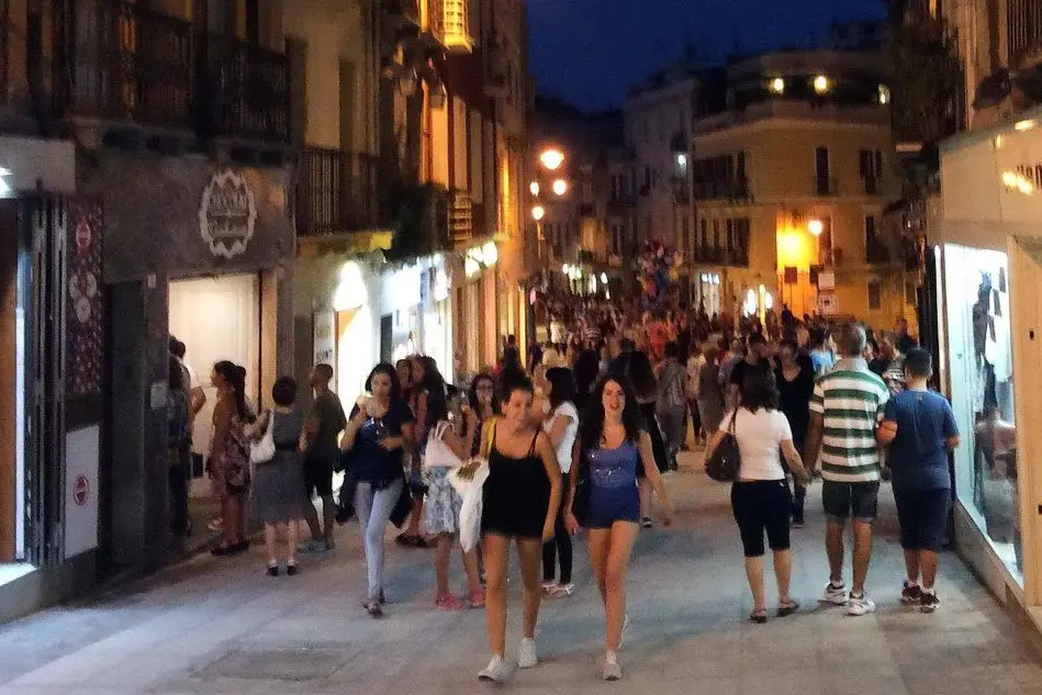 La notte dei saldi a Cagliari l'anno scorso (foto d'archivio)