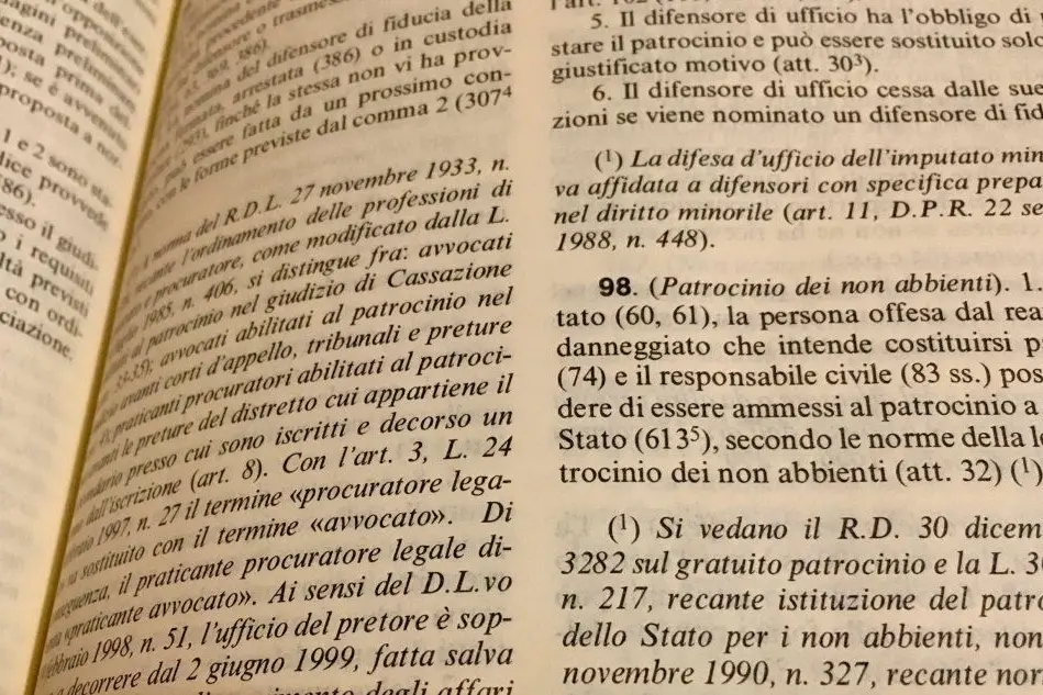 L’articolo del Codice di procedura penale (foto Cinzia Simbula)
