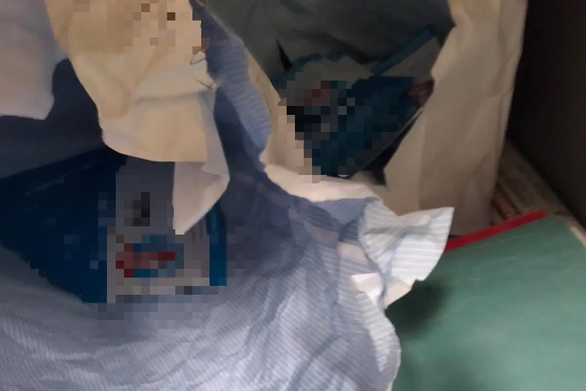 Santini nelle buste marchiate Asl in una postazione di lavoro in ospedale (L'Unione Sarda)