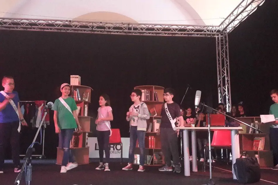 Gli studenti durante la rappresentazione teatrale al padiglione Tamuli delle ex caserme Mura a Macomer