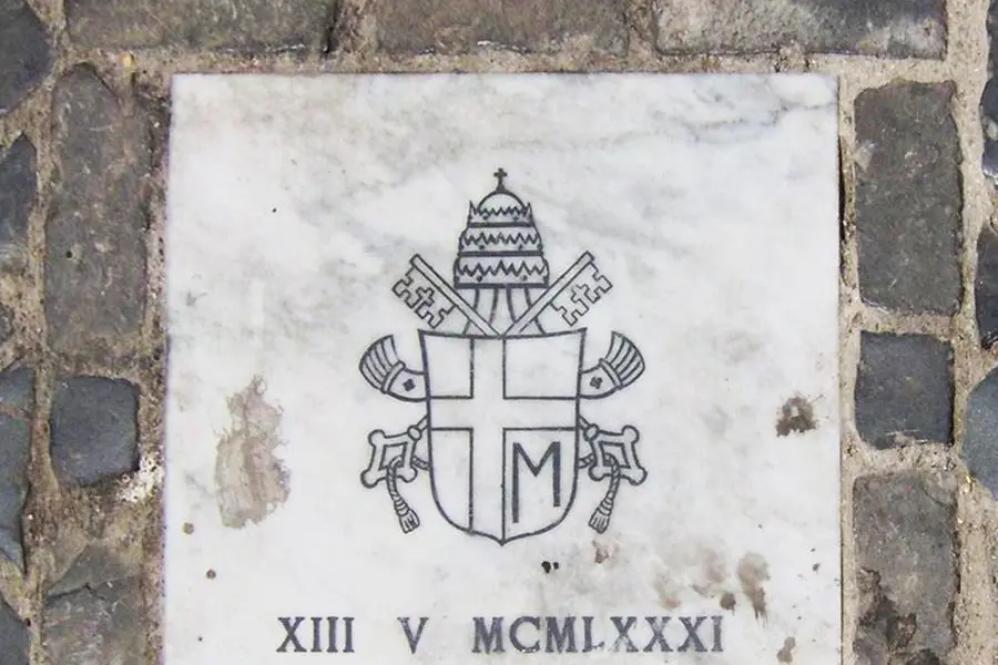 Una lapide, posta da Benedetto XVI, ricorda il luogo esatto dell'attentato (foto Wikipedia)