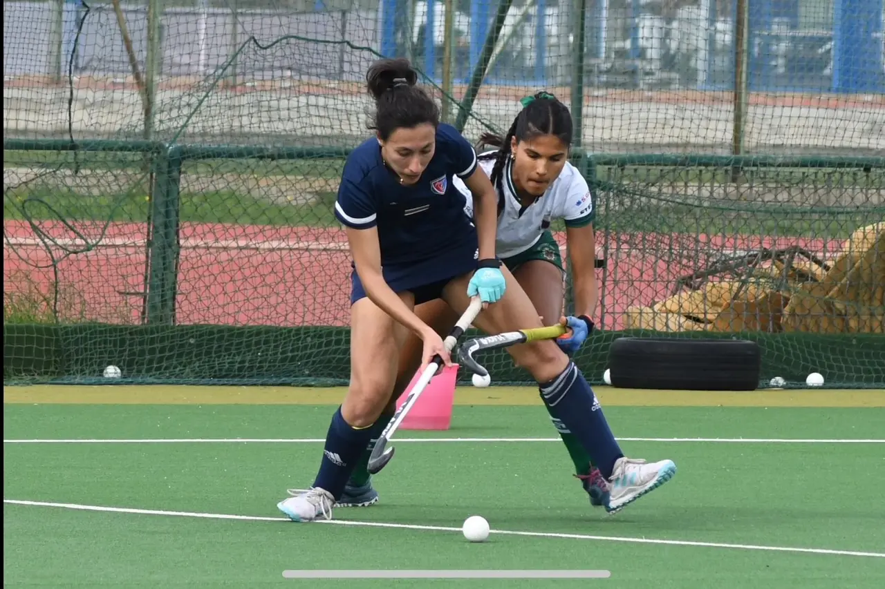 Lucia Sambenedetto, in maglia blu, ha segnato la prima rete della Ferrini nello spareggio con il Cus Pisa (foto Giuseppe Meloni)