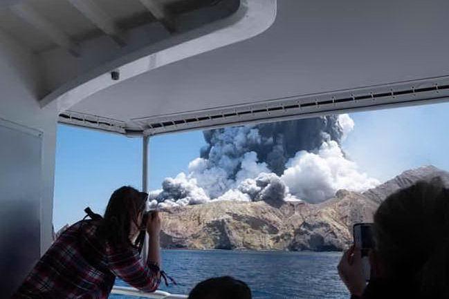 Erutta il vulcano con i turisti sull'orlo del cratere: recuperati sei corpi