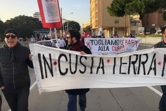 &quot;Fuori la Nato dalla Sardegna&quot;: a Cagliari il corteo antimilitarista