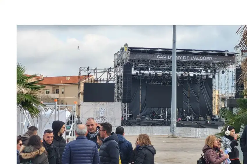 Il palco allestito nel piazzale della Pace (Foto Pala)