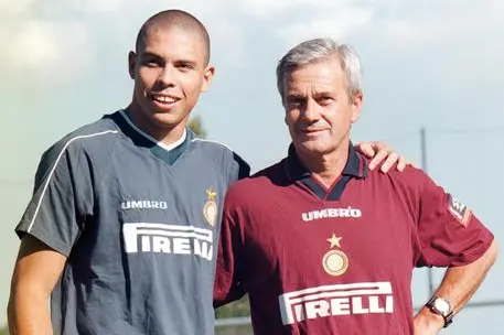 In posa con Gigi Simoni dopo il suo primo allenamento all'Inter