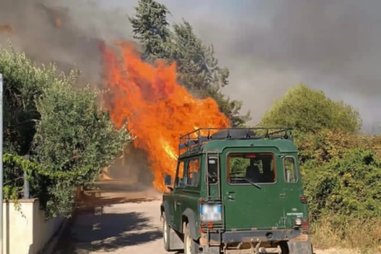 Le fiamme minacciano un fuoristrada a Donigala, nel Comune di Lotzorai (foto concessa)