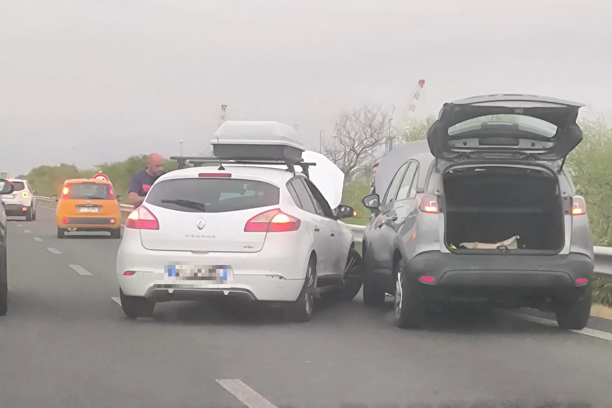 L'auto in panne sulla 195