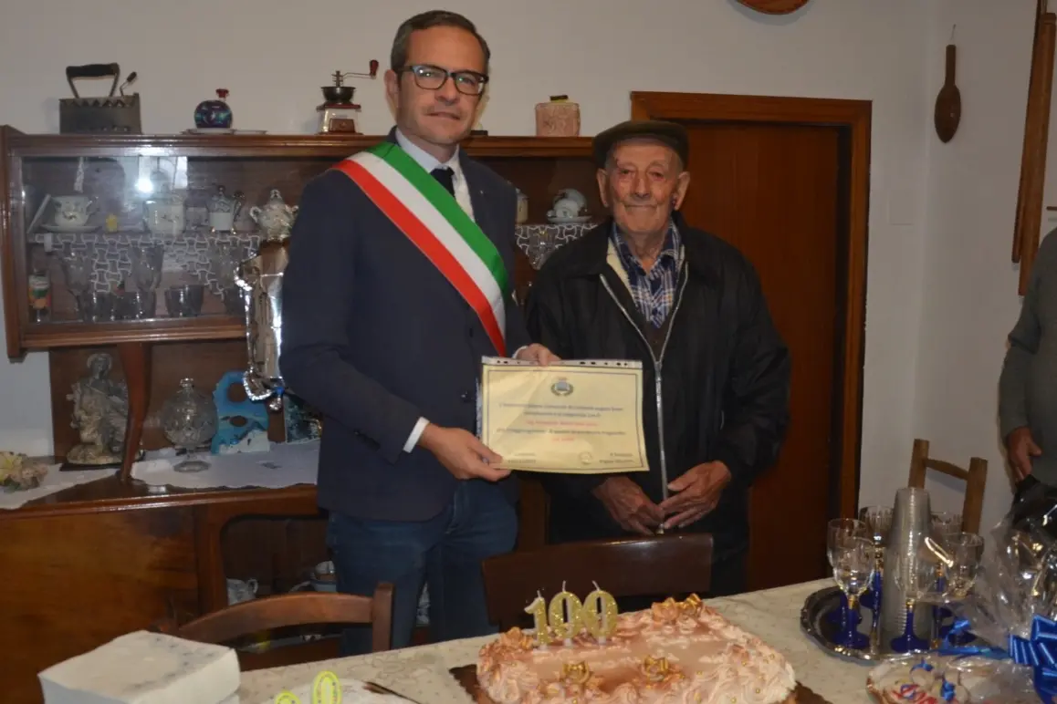 Il sindaco Pietro Morittu consegna una pergamena d'auguri al nuovo centenario Emanuele "Licu" Vacca, (foto Usai)