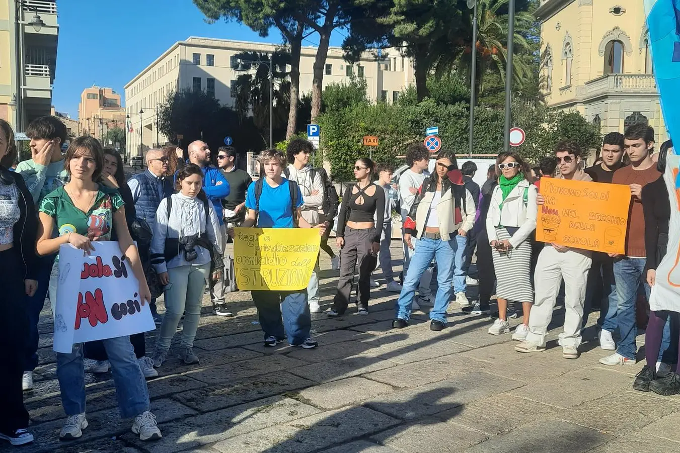 Olbia, studenti in piazza (foto Careddu)