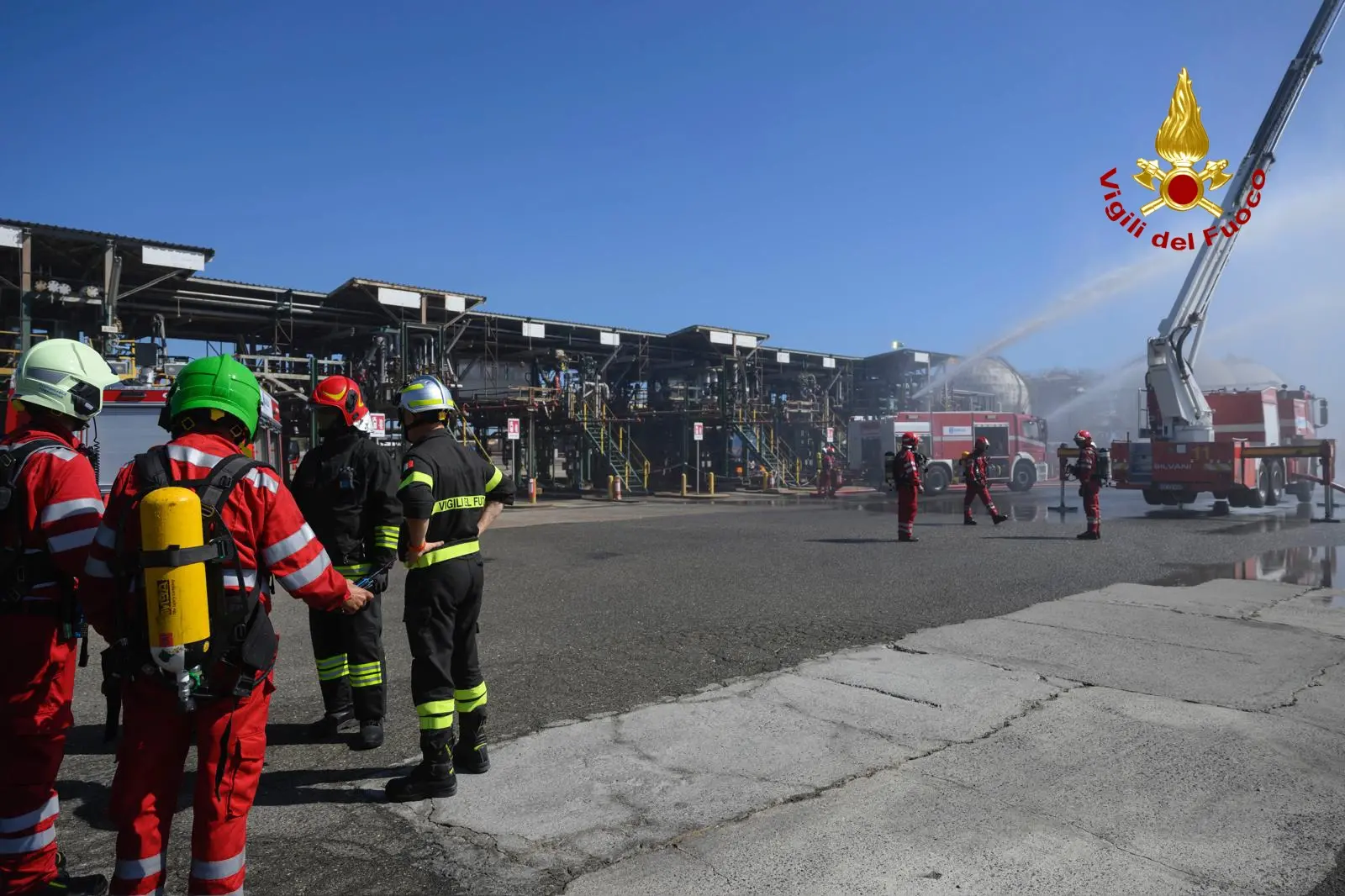 Un momento dell'esercitazione allo stabilimento Sarlux (foto vigili del fuoco)