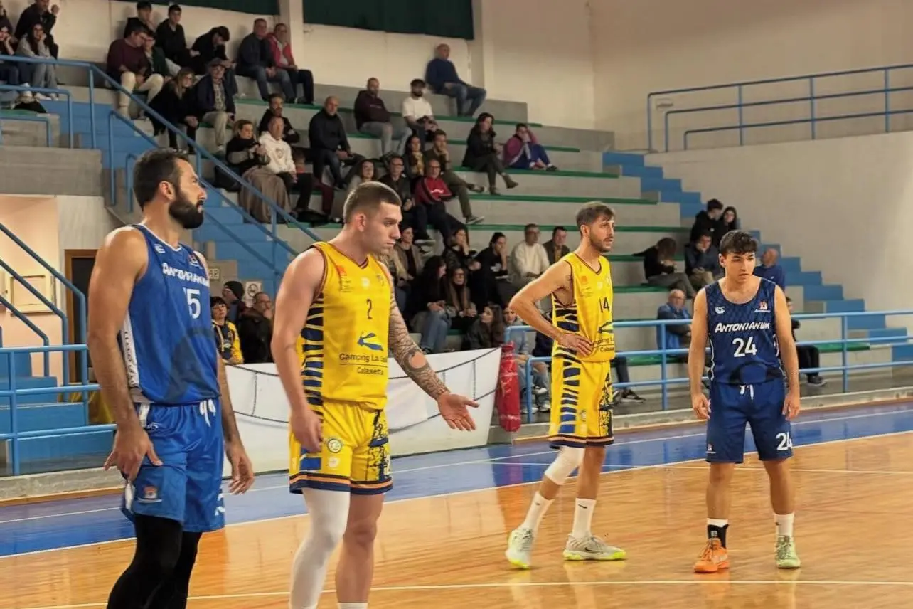 Una fase di gioco dell'ultima sfida tra Calasetta e Antonianum (foto Calasetta Basket)