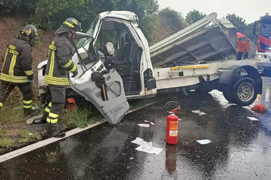 Il furgone dell'incidente mortale sulla 131 Dcn (L'Unione Sarda)