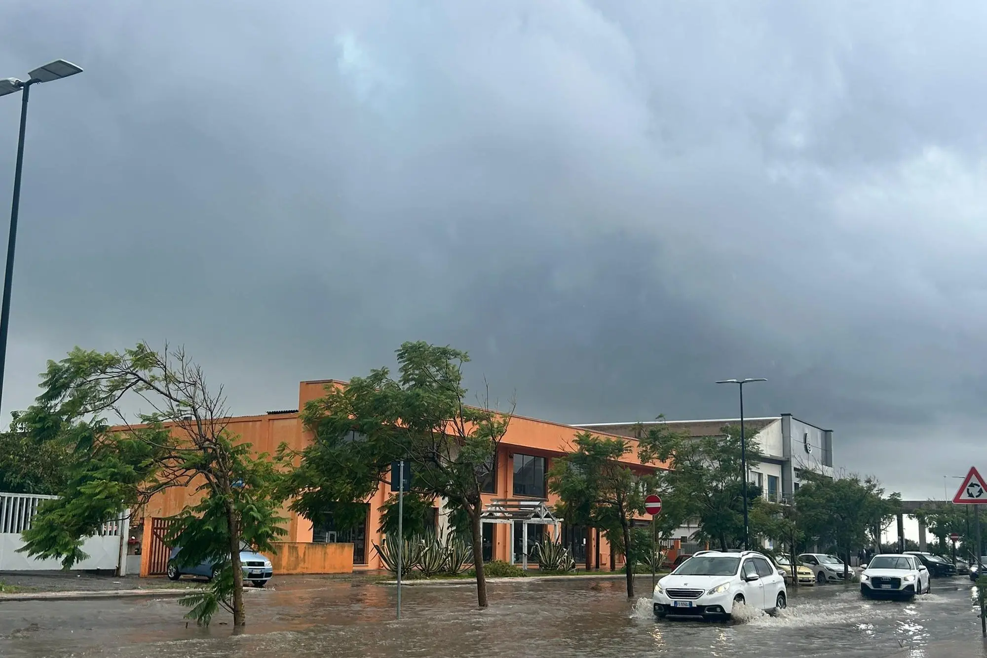 L'allagamento in via Roma (foto Fabio Murru)
