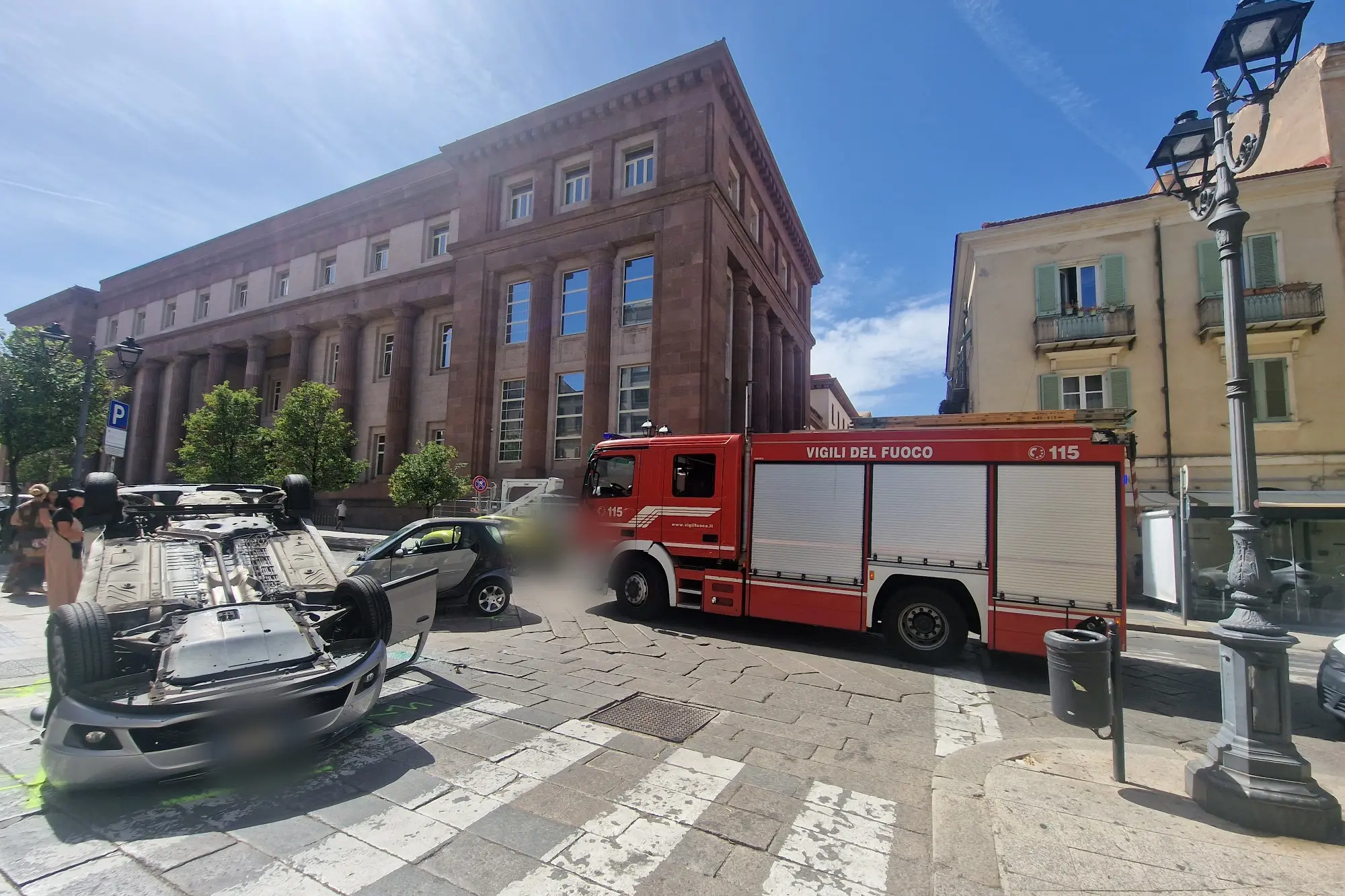 L'incidente davanti al tribunale di Sassari (foto Floris)