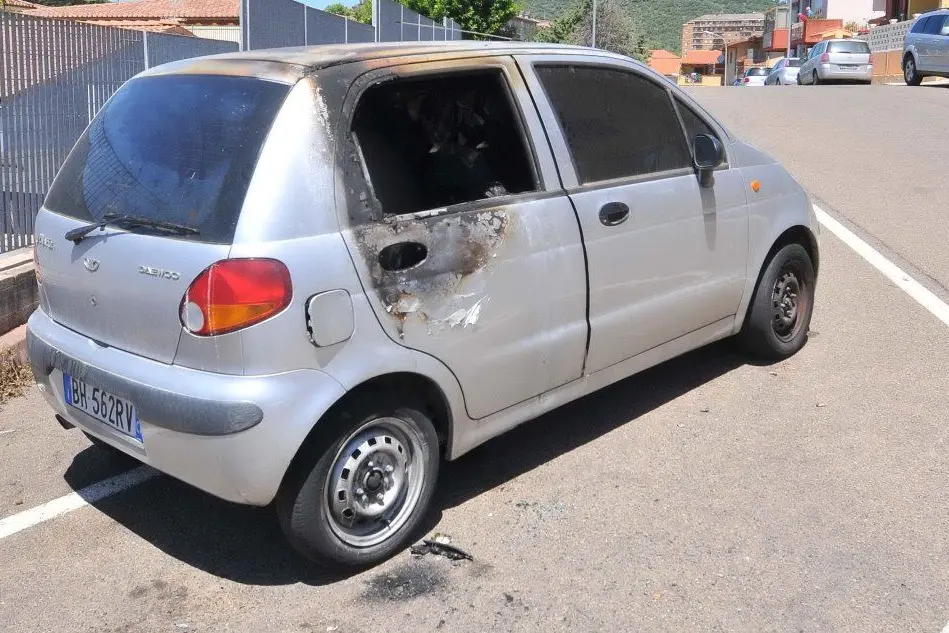 L'auto danneggiata a Iglesias