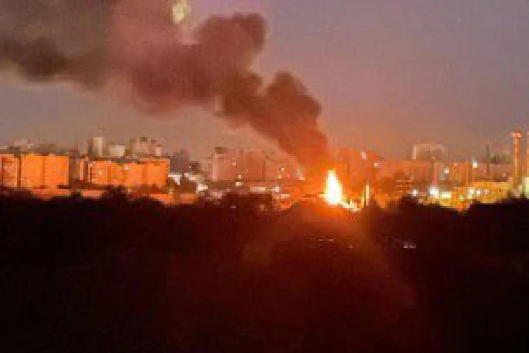 ''A rocket in Belgorod fell on a thermal power plant, the light went out. They wanted to shell Kharkiv and ended up shelling themselves'': e' quanto si legge sull'account Twitter Tpyxa English, 14 ottobre 2022. TWITTER/ TPYXA ENGLISH +++ATTENZIONE LA FOTO NON PUO' ESSERE PUBBLICATA O RIPRODOTTA SENZA L'AUTORIZZAZIONE DELLA FONTE DI ORIGINE CUI SI RINVIA+++ (NPK)