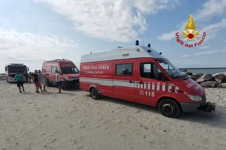 Disperso in mare, ritrovato dopo ore (foto Ansa - Vigili del fuoco)